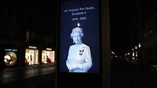 Φωτογραφία της εκλιπούσας Βασίλισσας Ελισάβετ σε δρόμο του Λονδίνου
