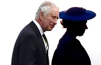III. Károly a skóciai Aberdeenben 2022. szeptember 9-én,  II. Erzsébet királynő, 1989. március 8-án Barbadoson