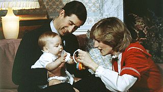 Ο Κάρολος κρατά τον 6 μηνών Γουίλιαμ, που παίζει με την Νταϊάνα (22 Δεκεμβρίου 1982)