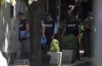 پلیس ضدتروریسم در مقابل در ورودی سفارت ایران در تیرانا