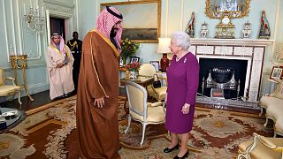 الملكة إليزابيث بصحبة ولي العهد السعودي الأمير محمد بن سلمان