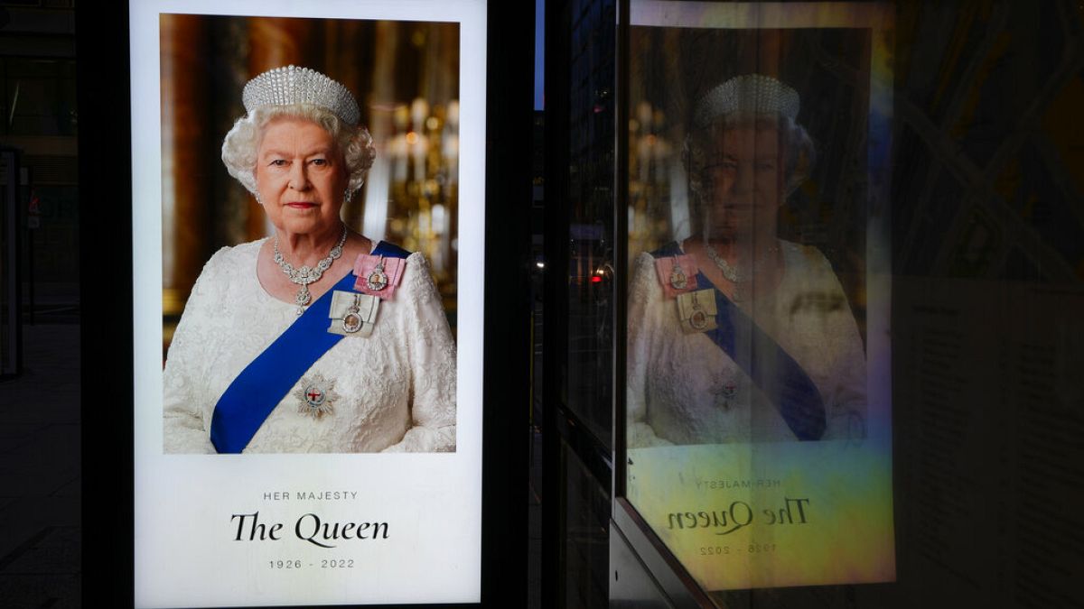Una fotografía de la reina en una de las paradas de autobús de Londres
