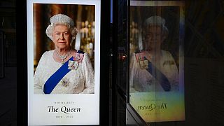 Una fotografía de la reina en una de las paradas de autobús de Londres