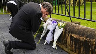 Egy férfi gyászolja az elhunytat Sydney-ben - Ausztrália a mai napig a Nemzetközösség részét képezi