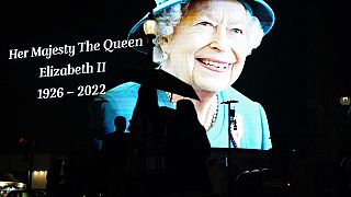 La imagen de la reina de Inglaterra en Picadilly Circus, Londres, tras su fallecimiento