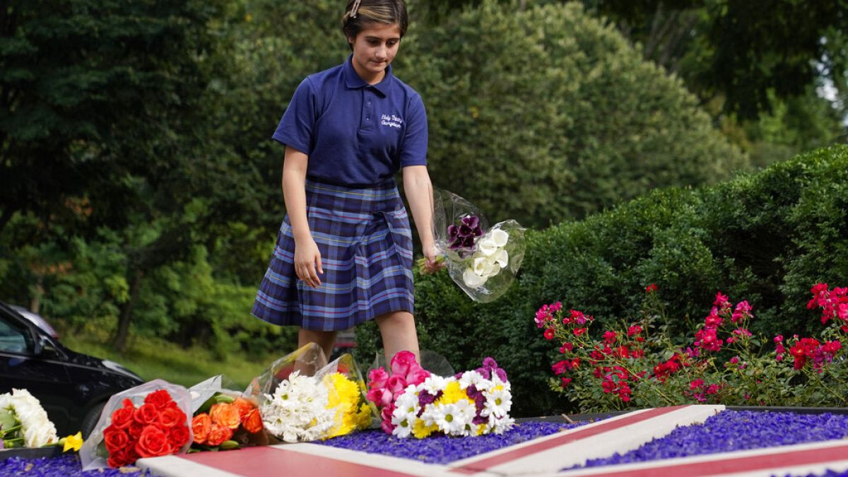 وضع الزهور خارج السفارة البريطانية بعد وفاة الملكة إليزابيث الثانية، في واشنطن، الولايات المتحدة، الخميس 8 سبتمبر 2022