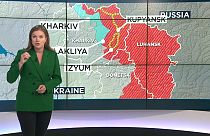 Az Euronews munkatársa, Szasa Vakulina az ukrajnai háború állását mutató térkép előtt