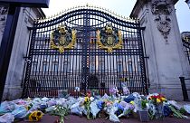 Des bouquets de fleurs déposés devant la grille du palais de Buckingham le 9 septembre 2022, au lendemain du décès de la reine Elizabeth II.