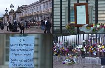 Emberek, virágok, üzenetek a Buckingham-palota kapujánál 2022. szeptember 9-én.