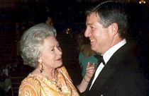 La reina Isabel II fue madrina del Príncipe Alejandro II de Yugoslavia que nació en un hotel de Londres en 1945