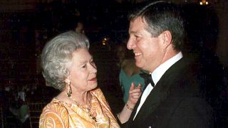 La reina Isabel II fue madrina del Príncipe Alejandro II de Yugoslavia que nació en un hotel de Londres en 1945