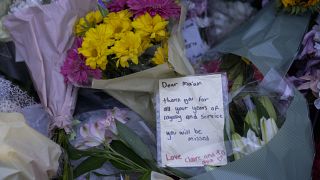 Los ciudadanos depositan flores a las puertas del Palacio de Buckingham en Londres
