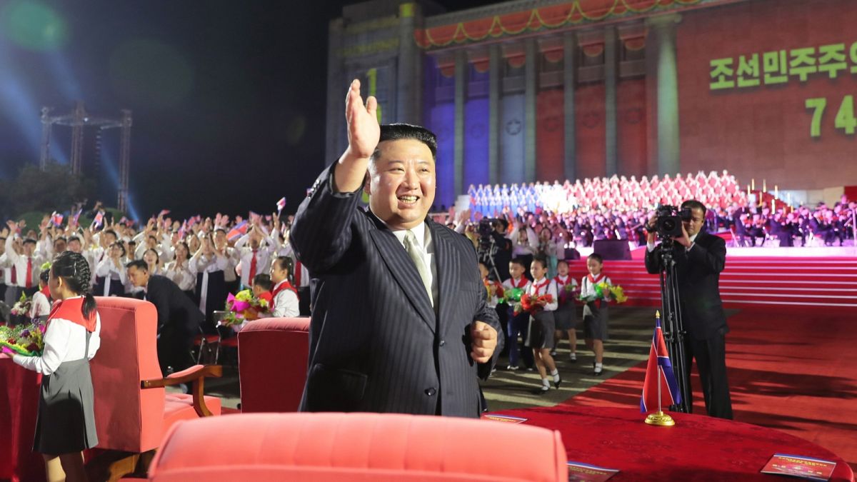 Kim Dzsong Un észak-koreai vezető egy phenjani ünnepségen