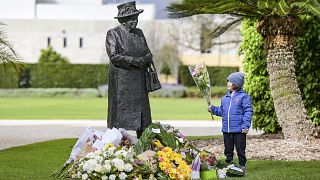 A tíz éves Ben virágokat helyez el II. Erzsébet királynő szobránál, 2022. szeptember 9. 