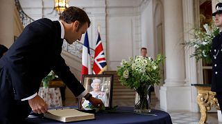 Le président français Emmanuel Macron signe le registre de condoléances à l’ambassade britannique à Paris, le 09/09/2022