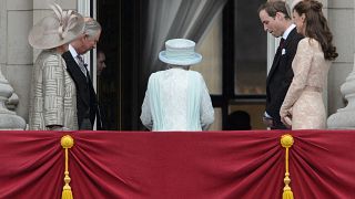 الملكة إليزابيث الثانية تغادر الشرفة الأمير تشارلز وكاميلا دوقة كورنوال الأمير ويليام وكاثرين، في قصر باكنغهام في لندن.