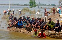 ضحايا الفيضانات الغزيرة الناجمة عن الأمطار الموسمية ينتظرون تلقي مساعدات الإغاثة من الجيش الباكستاني في منطقة قمبر شهدكوت بإقليم السند، باكستان، 9 سبتمبر 2022.