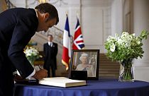 Frankreichs Präsident Macron schreibt sich in der britischen Botschaft in Paris in das Kondolenzbuch ein
