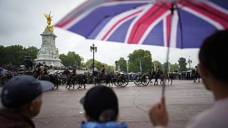 Számos helyszínen tisztelegtek a britek II. Erzsébet emléke előtt