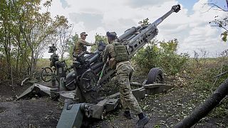 Ukrán tüzérek amerikai gyártmányú M777-es ágyút állítanak fel Harkiv térségében