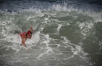 أحد المتبارين يسبح أثناء مشاركته في مسابقة وطنية للإنقاذ على الشاطئ في هوسجور جنوب غرب فرنسا - 7 سبتمبر 2022.