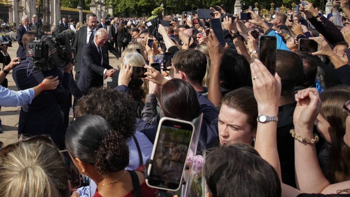 Carlos III sauda multidão à chegada ao Palácio de Buckingham