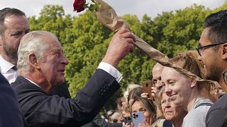 El rey Carlos III saludando a los ciudadanos congregados ante el palacio de Buckingham, en Londres (Reino Unido).