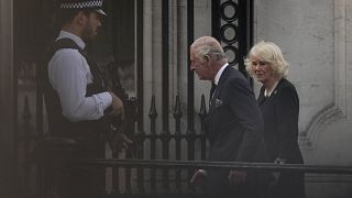 Nach dem Tod von Königin Elisabeth auf Schloss Barmoral in Schottland, sind Charles und seine Frau Camilla am Freitag wieder nach  London zurückgekehrt.