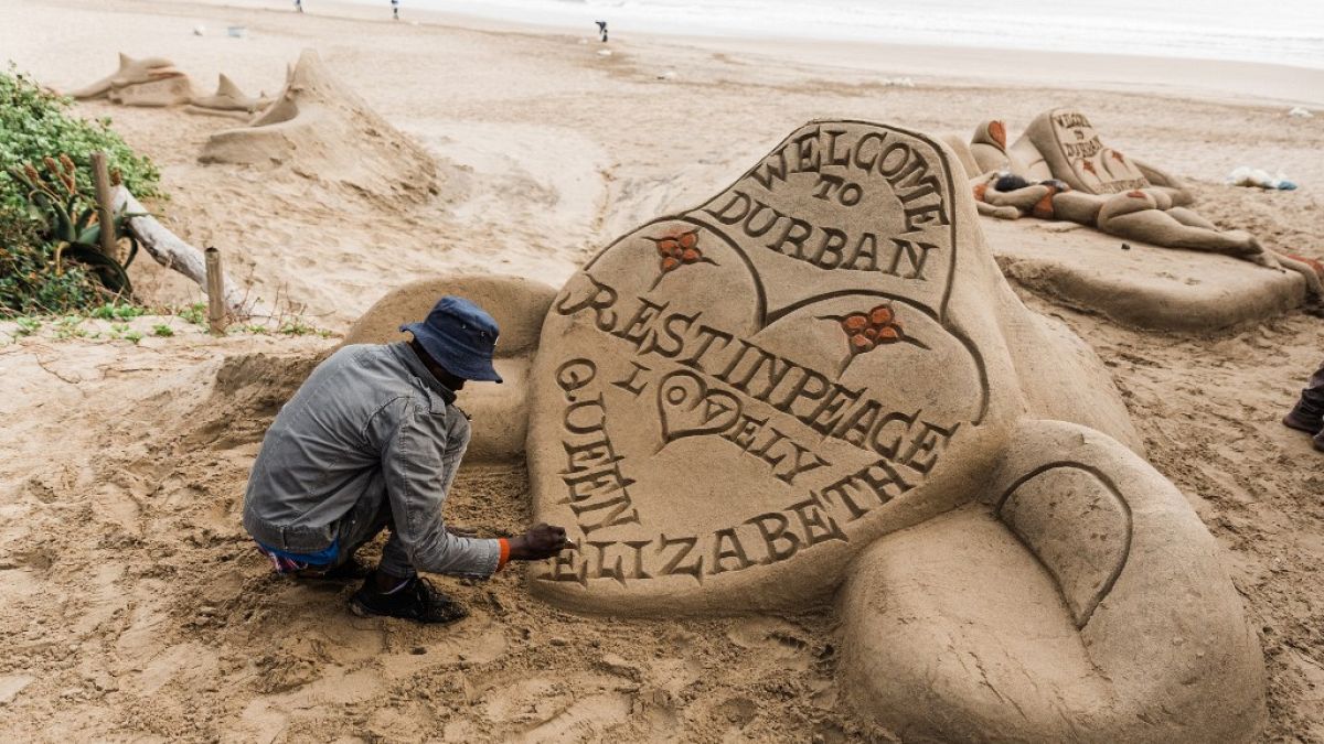 Escultor de areia sul-africano termina homenagem à Rainha Isabel II numa praia de Durban
