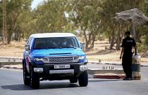 عنصر في الجمارك التونسية يفتش سيارته متجهة إلى الحدود الليبية، عند نقطة حدودية في رأس جدير بجنوب شرق تونس، في 17 سبتمبر 2021