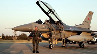 وزير الدفاع التركي خلوصي أكار يقف لالتقاط صور أمام طائرة مقاتلة من طراز F-16 في قاعدة جوية عسكرية في مدينة إسكيشير بغرب تركيا. 2020/09/02