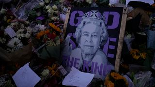 "Deus salve o Rei", lê-se neste cartaz com a face de Isabel II