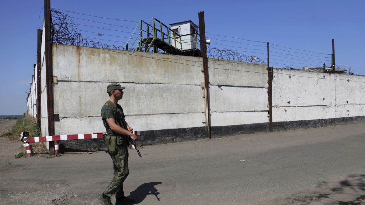 Orosz katona őrzi a kelet-ukrajnai Jelenovka börtönét