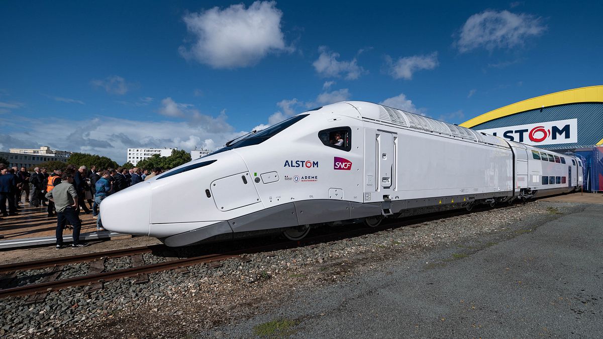 قطار (تي جي في)  "أم"،  الجديد للجيل القادم من القطار فائق السرعة في مصنع ألستوم في لاروشيل - فرنسا. 2022/09/09