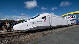 قطار (تي جي في)  "أم"،  الجديد للجيل القادم من القطار فائق السرعة في مصنع ألستوم في لاروشيل - فرنسا. 2022/09/09