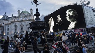 Un hommage à la Reine est affiché sur un écran géant à Piccadilly Circus à Londres, vendredi 9 septembre 2022.