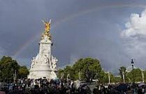 Una multitud a las puertas del palacio de Buckingham, en Londres (Reino Unido).