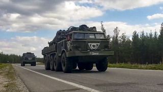 المركبات العسكرية الروسية تتجه إلى خاركيف في أوكرانيا.