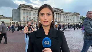 Anelise Borges, corresponsal internacional de Euronews, a las puertas del palacio de Buckingham, en Londres (Reino Unido). 
