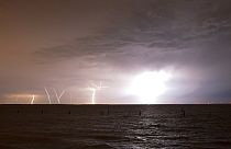 Blitze über dem Meer - Symbolbild