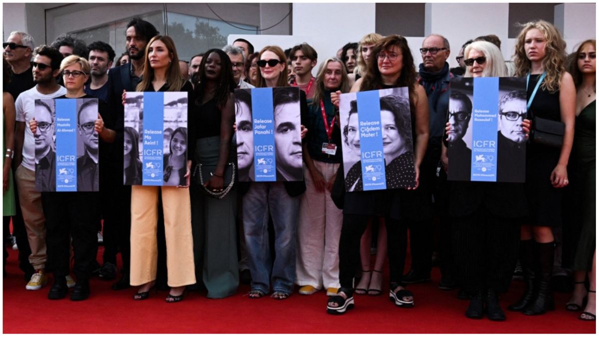 المطالبة باطلاق سراح فنانين في مهرجان البندقية السينمائي الدولي رقم 79 في ليدو دي فينيسيا في البندقية، إيطاليا- 9 سبتمبر 2022