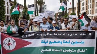 متظاهرون مغاربة يرفعون لافتات ضد تطبيع العلاقات مع إسرائيل في مظاهرة بالرباط في 9 سبتمبر 2022.