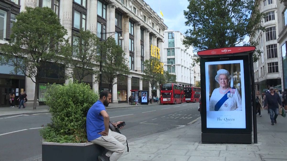 Plakát II. Erzsébetről egy londoni buszmegálló oldalán