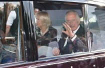 ملك بريطانيا تشارلز الثالث وعقيلته كاميلا ملكة بريطانيا يغادران قصر باكنغهام في لندن.