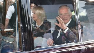 ملك بريطانيا تشارلز الثالث وعقيلته كاميلا ملكة بريطانيا يغادران قصر باكنغهام في لندن.