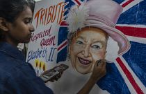 طالبة في مدرسة جوروكول للفنون في مومباي ترسم لوحة تكريماً للملكة إليزابيث الثانية.