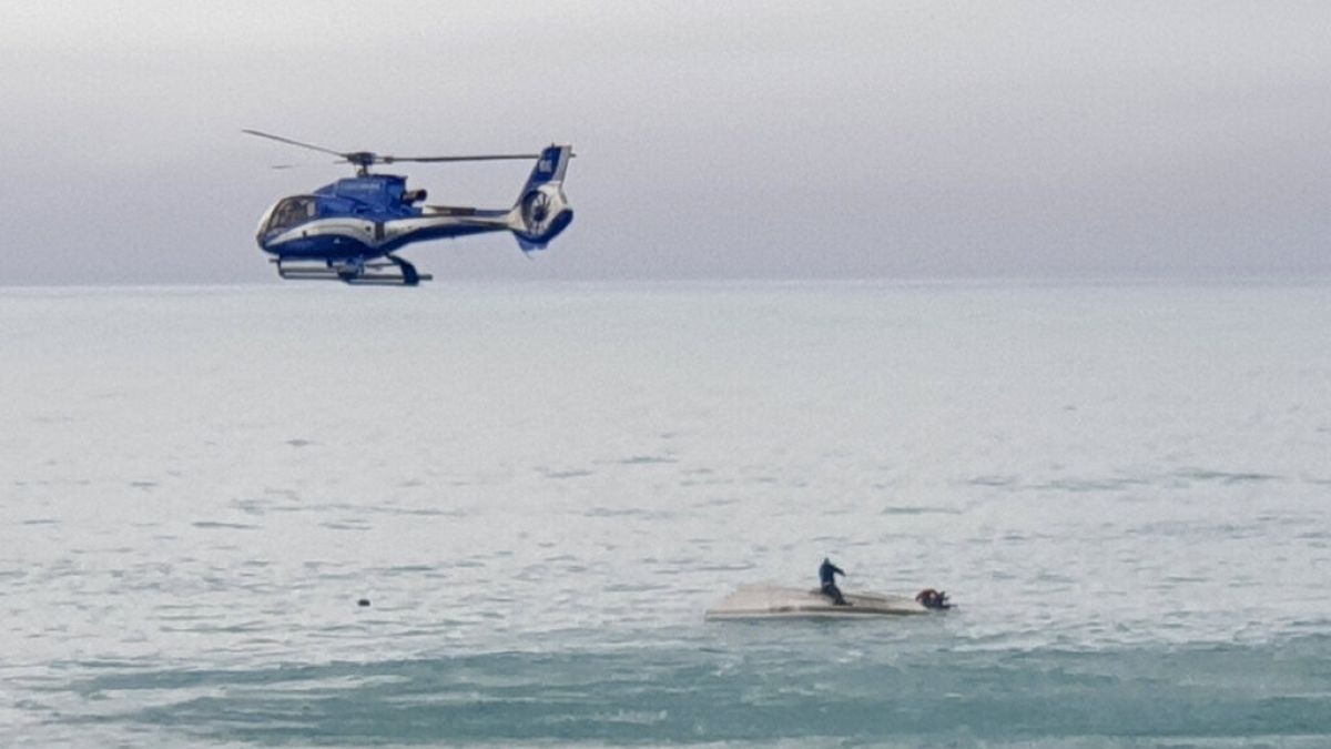 Yeni Zelanda'daki kazada alabora lan teknenin gövdesinde kurtarılmayı bekleyen bir kişi