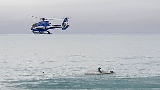 Yeni Zelanda'daki kazada alabora lan teknenin gövdesinde kurtarılmayı bekleyen bir kişi