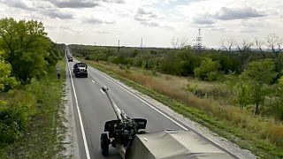 Russische Militärfahrzeuge, die Richtung Charkiw in der Ukraine unterwegs sind