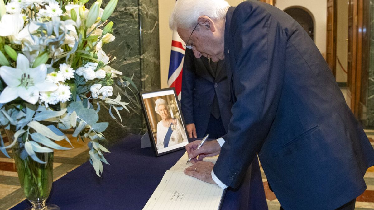 El presidente italiano, Sergio Mattarella, firma en el libro de condolencias.